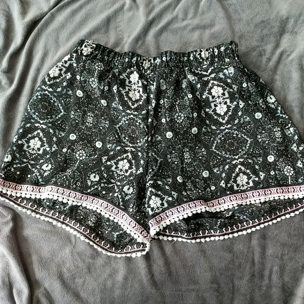 Francensca's Casual pom pom shorts